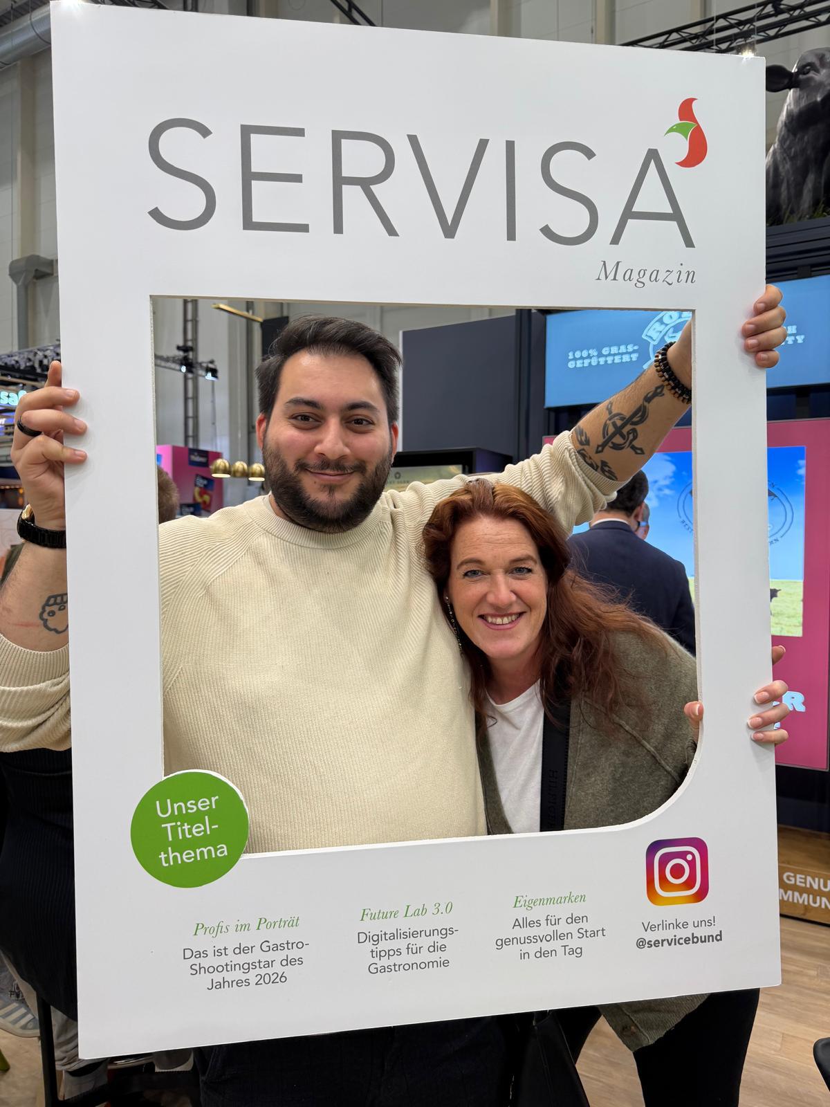 Ein Mann und eine Frau lächeln in die Kamera.