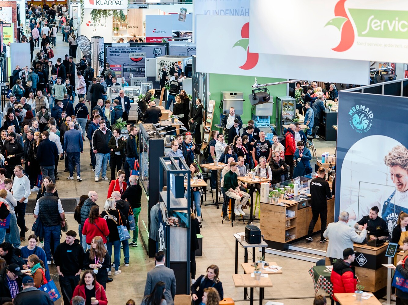 Eine große Menschenmenge in einem großen Raum