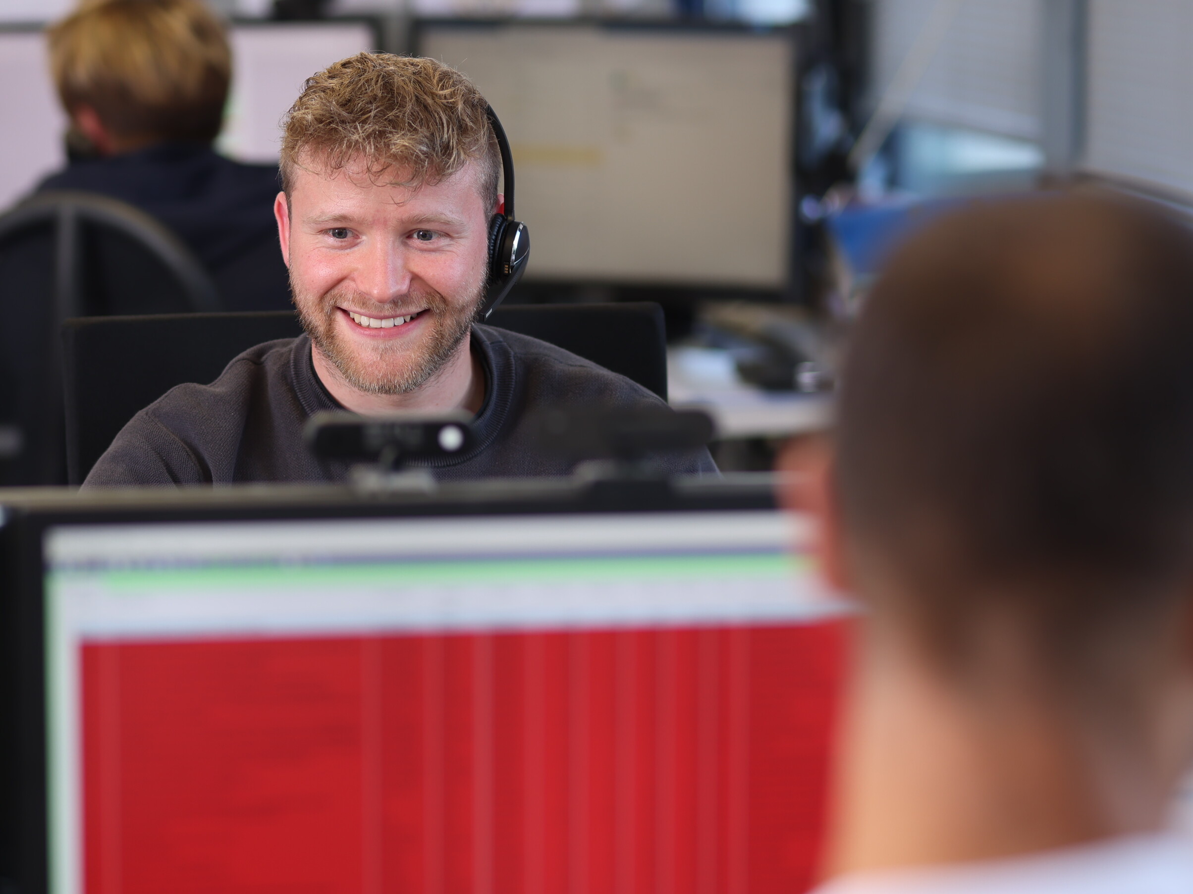 Vertriebsmitarbeiter mit Headset