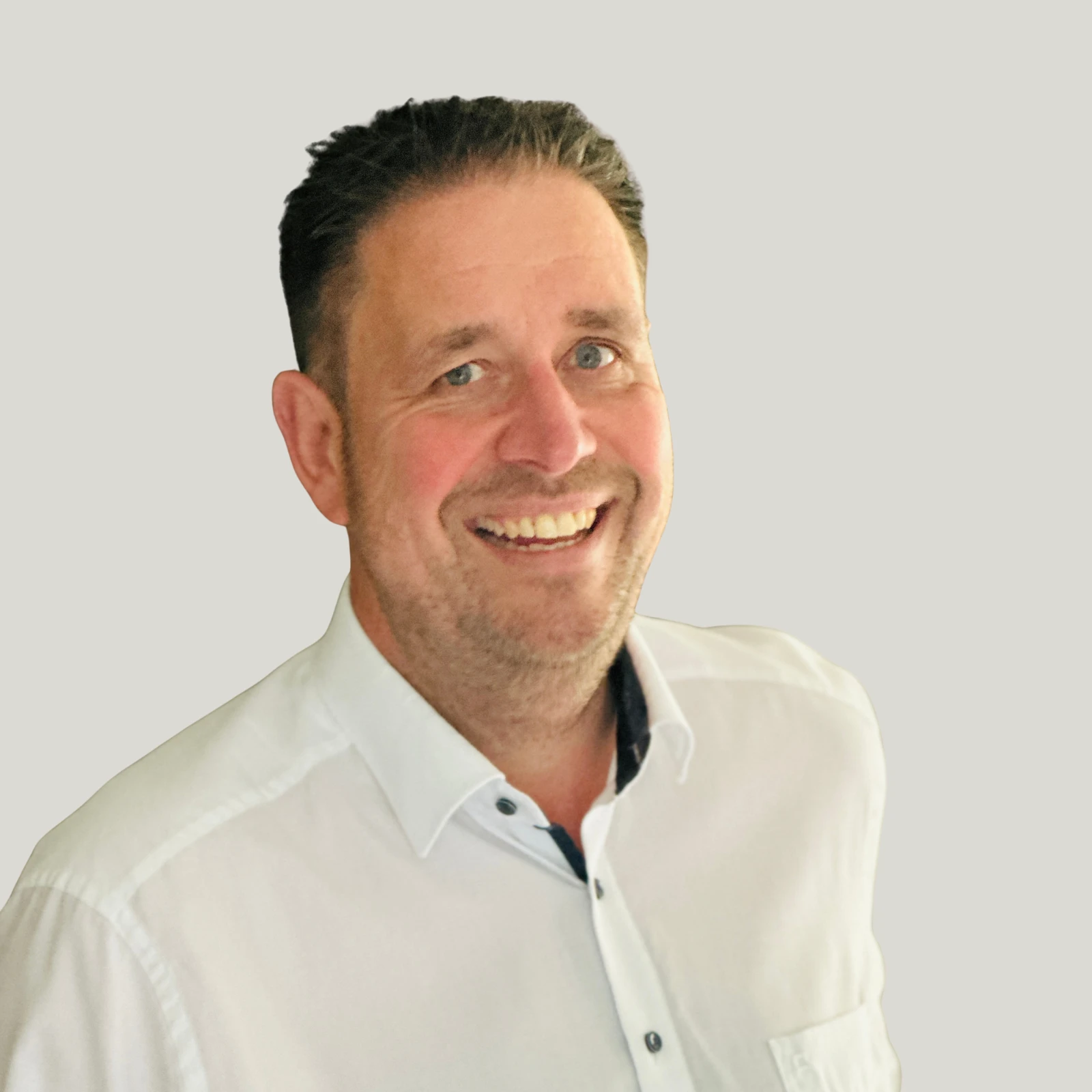 test Großes Lagerhaus mit davor geparkten Lastwagen.