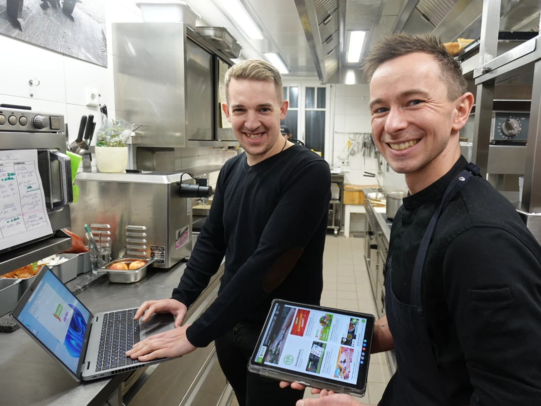 Abseits des Großstadttrubels liegt der Wirt von Dred – mitten im Landkreis Rosenheim. Und doch ist das Wirtshaus ein fester Anlaufpunkt für Gäste aus der ganzen Region. Verantwortlich dafür ist Lukas Weichselbaumer: Küchenchef, Gastgeber und Bindeglied zwischen Tradition und moderner Wirtshausküche.