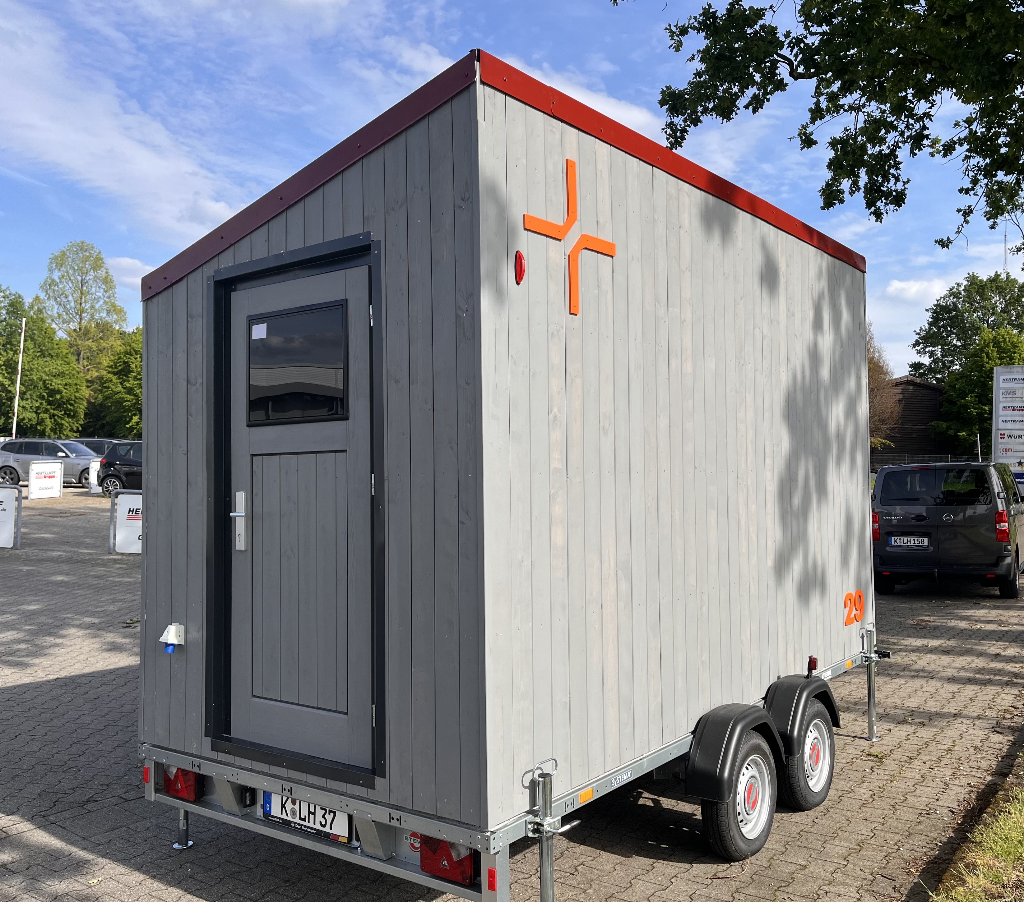 Projekt Little Home Kleiner grauer Anhänger mit Tür