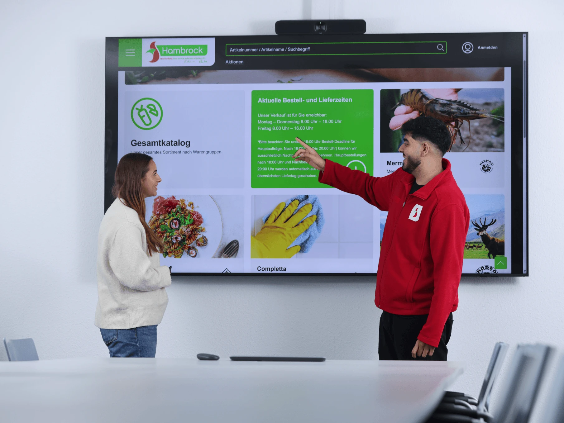 Ausbildung bei Hambrock Ein Mann zeigt auf einen Bildschirm.