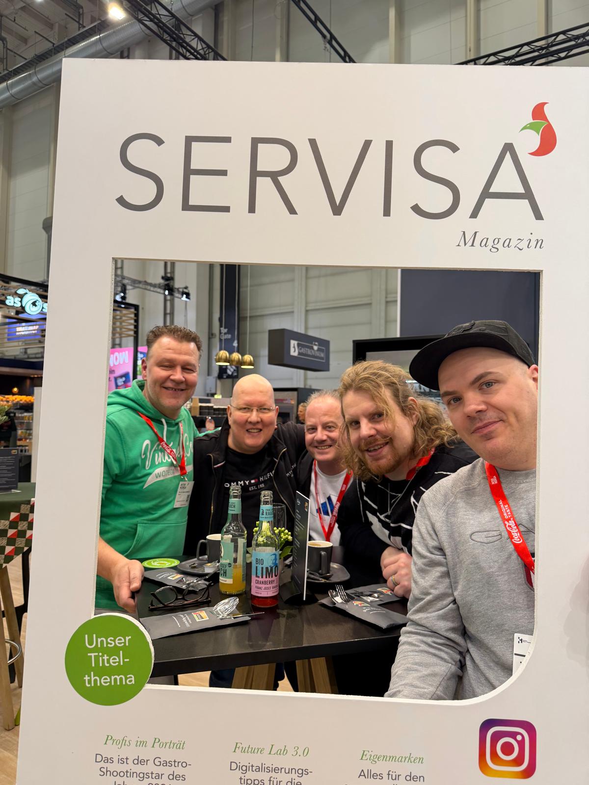 Eine Gruppe von Männern lächelt in die Kamera.