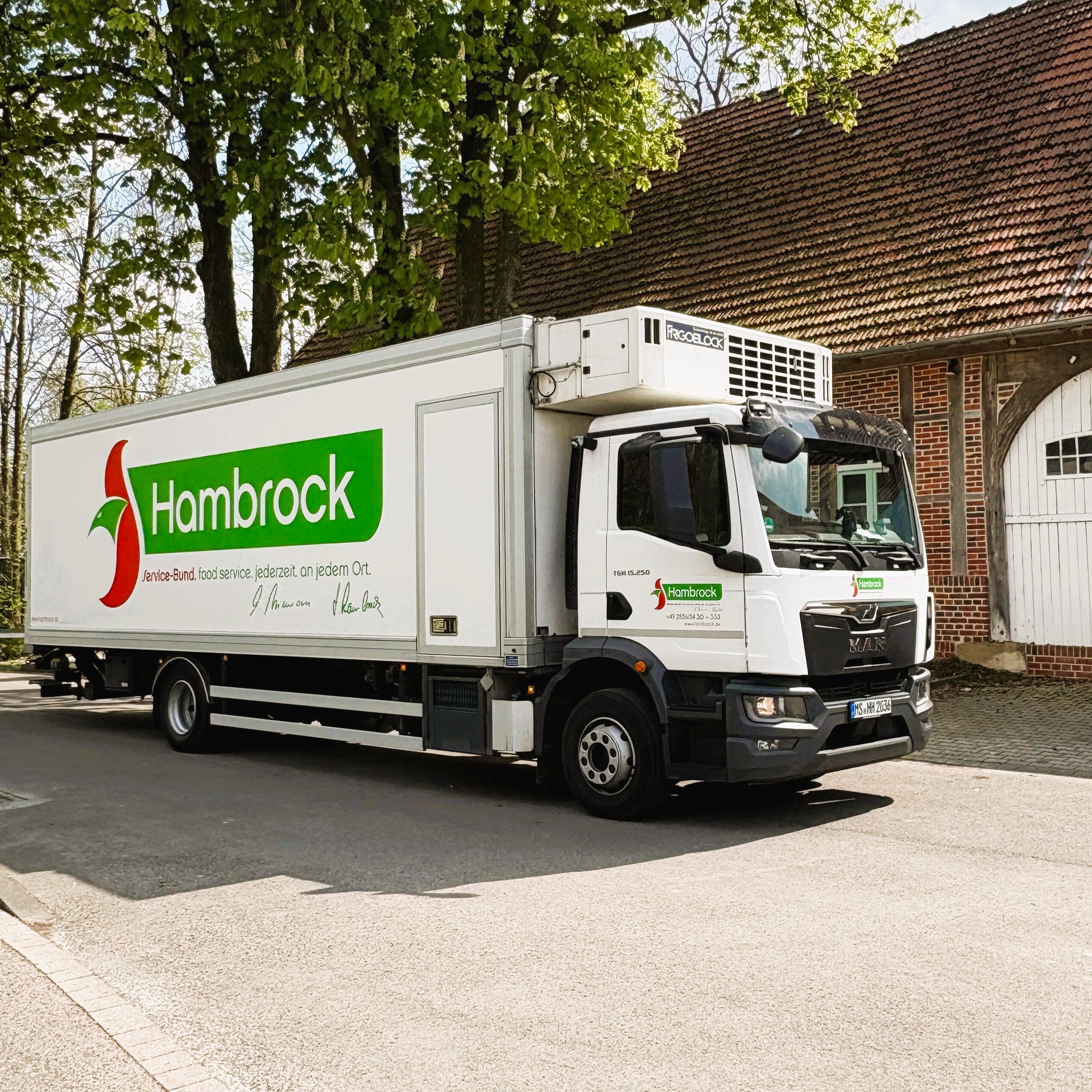 LKW's vor Lebensmittel-Großhandel in Bösensell 
