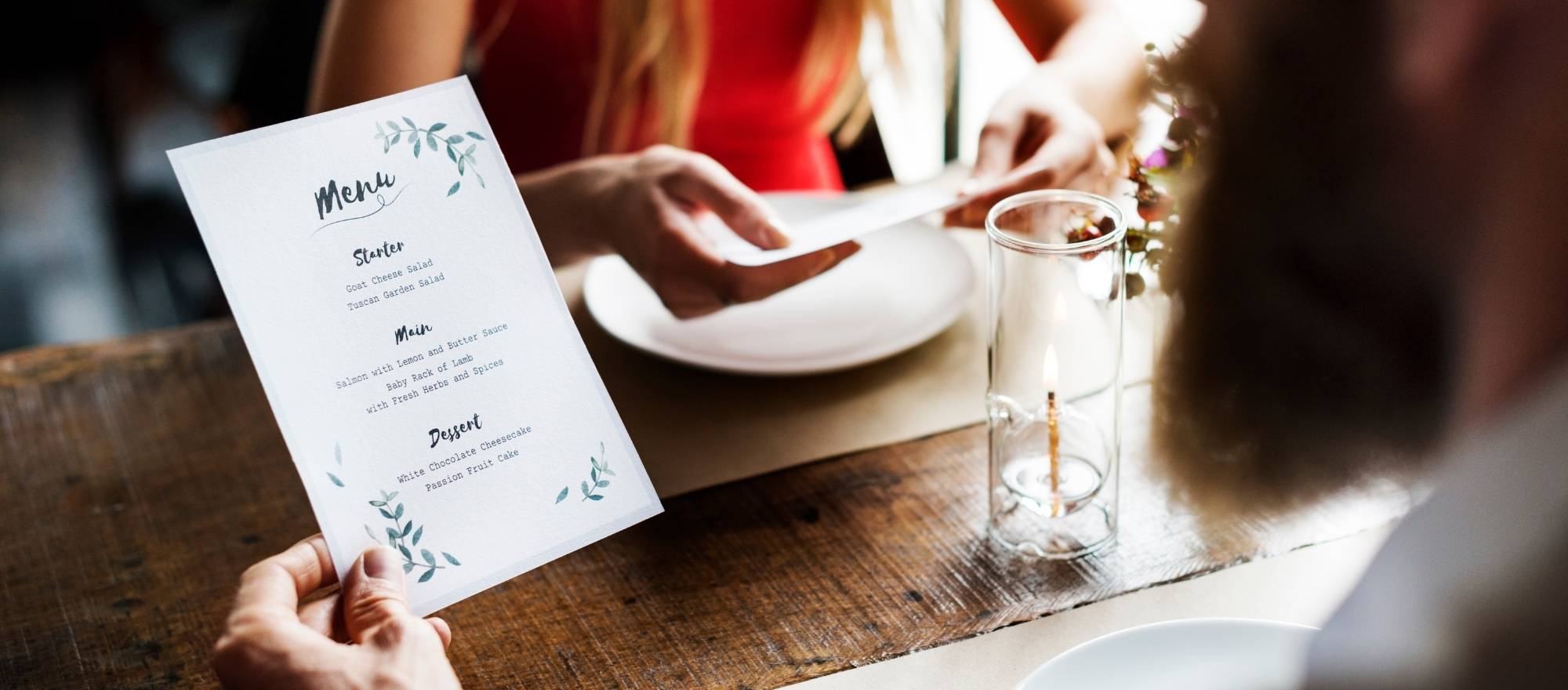 Speisekartenkonfigurator Eine Person hält ein Menü.