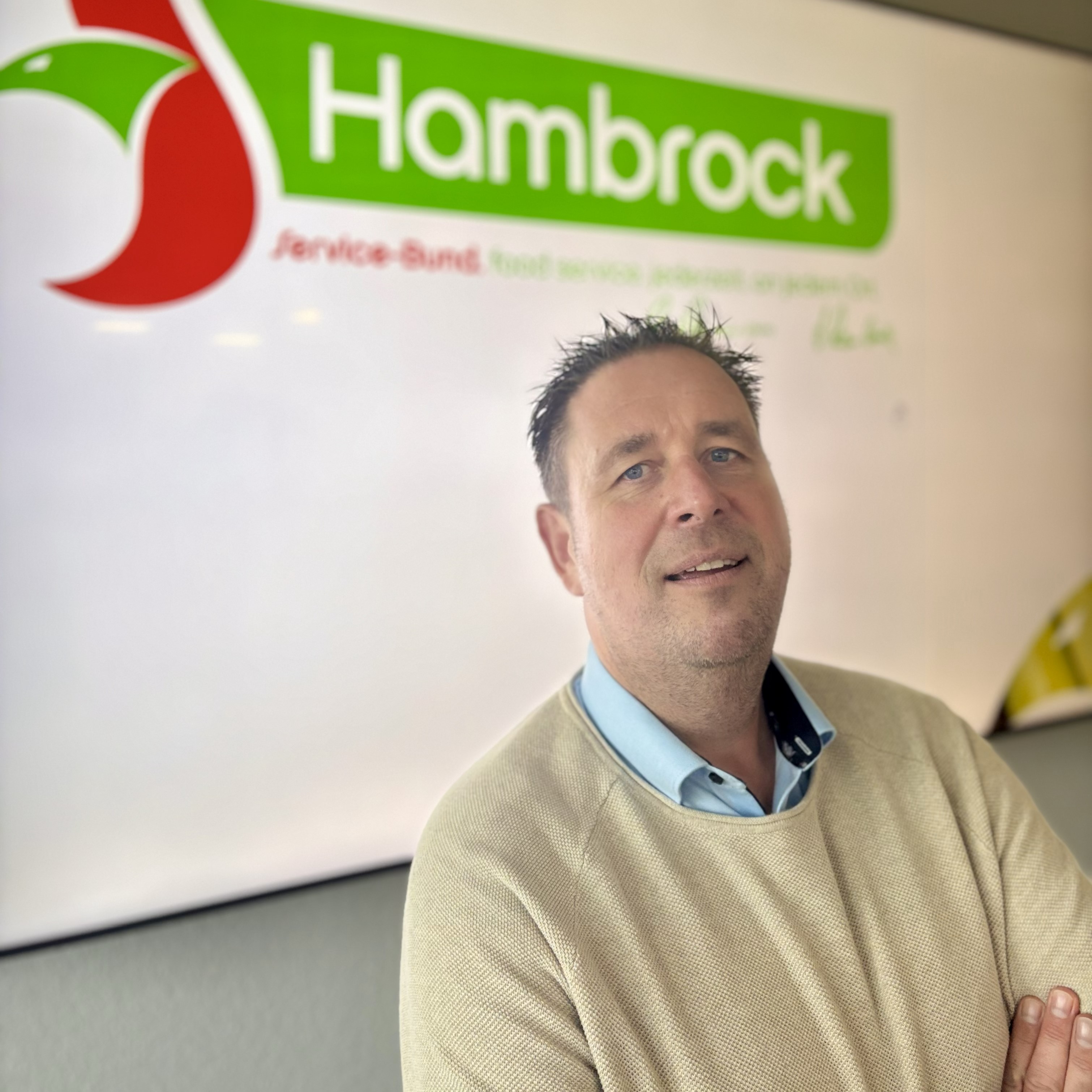 test Großes Lagerhaus mit davor geparkten Lastwagen.