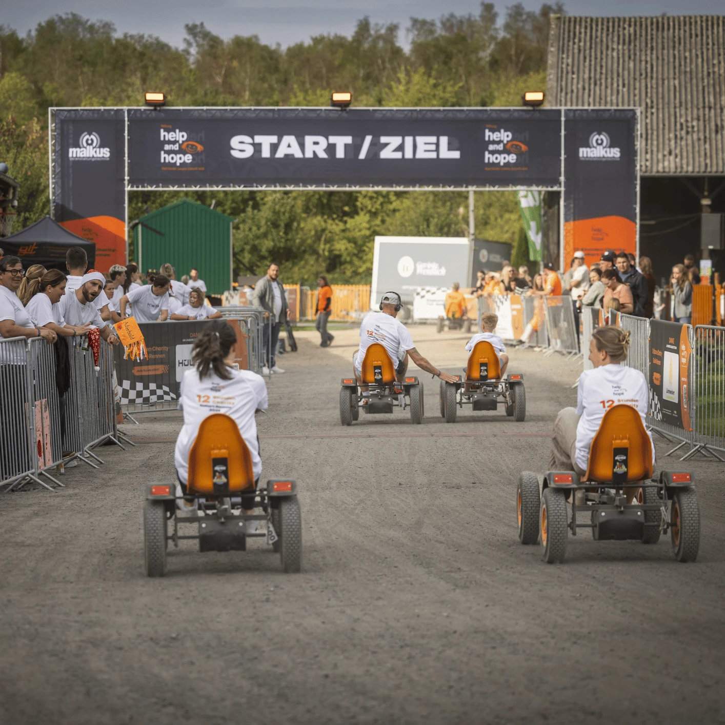 Eine Gruppe von Menschen fährt auf kleinen Karts.
