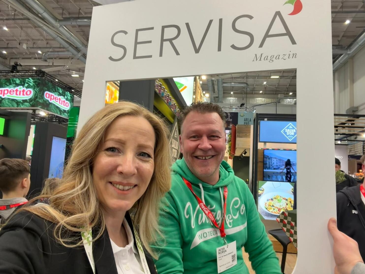 Ein Mann und eine Frau lächelnd posieren für ein Foto.