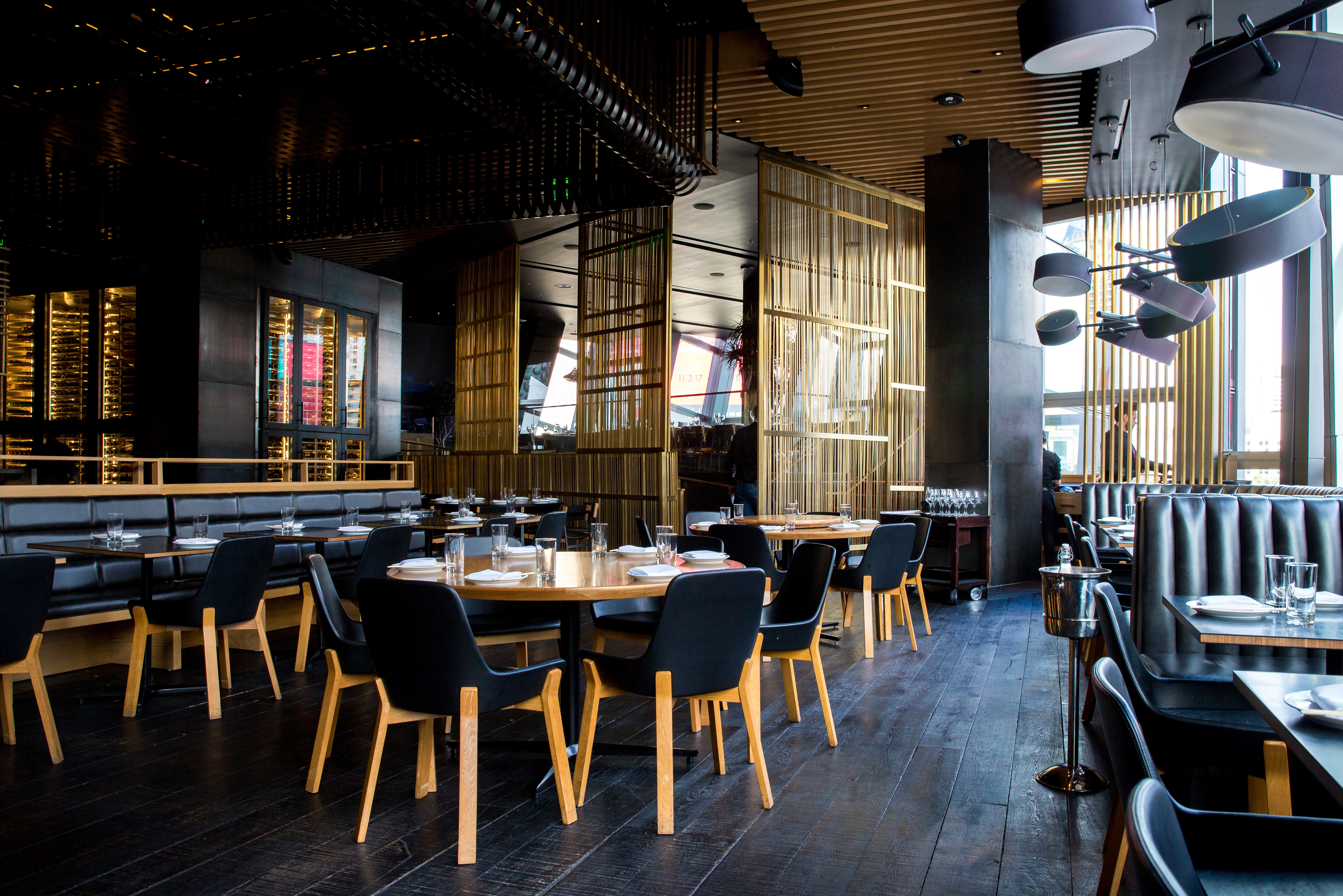 Restaurant von innen mit leeren Stühlen