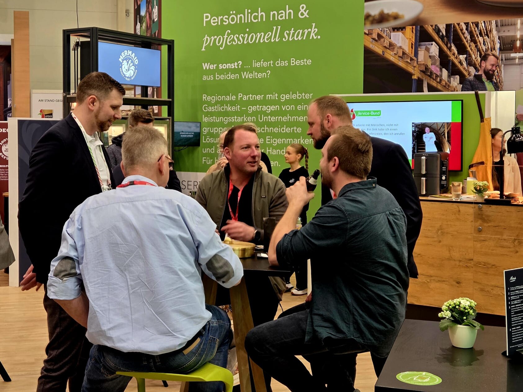 Eine Gruppe von Männern sitzt um einen Tisch.