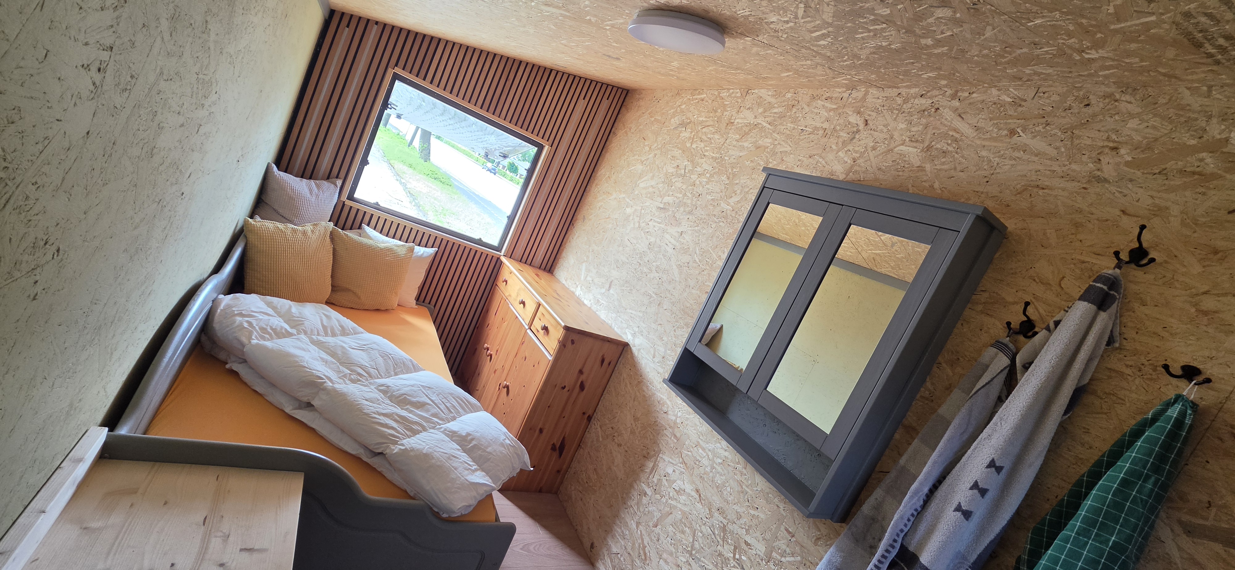 Little Home von Innen Ein Zimmer mit einem Bett und einem Schrank.